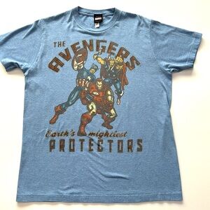 Marvel The Avengers Earth’s mightiest Protectors light blue graphic T-shirt L